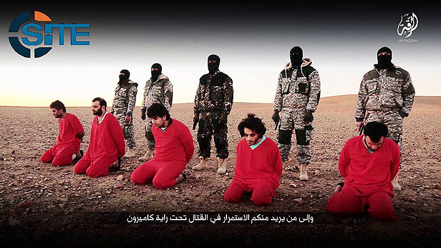 Imagem retirada de vdeo mostra cinco supostos espies britnicos que foram executados por combatentes do Estado Islmico
