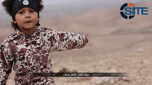 Imagens retiradas de vídeo atribuído ao Estado Islâmico (EI) mostra execução de cinco espiões britânicos e criança fazendo ameaça ao Reino Unido