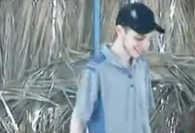 Gilad Shalit aparece sorrindo ao lado de militantes do Hamas durante seu cativeiro