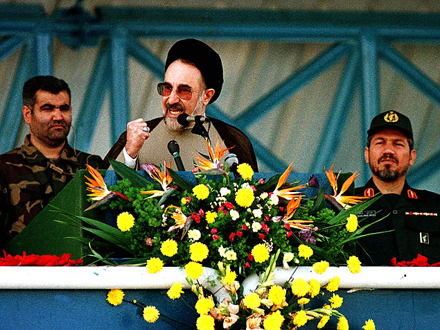 Presidente Mohammad Khatami discursa durante parada militar, em 1998