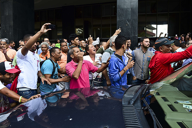 Grupo chavista vaia opositor Ramos Allup e bate em seu carro, que teve se ser escoltado