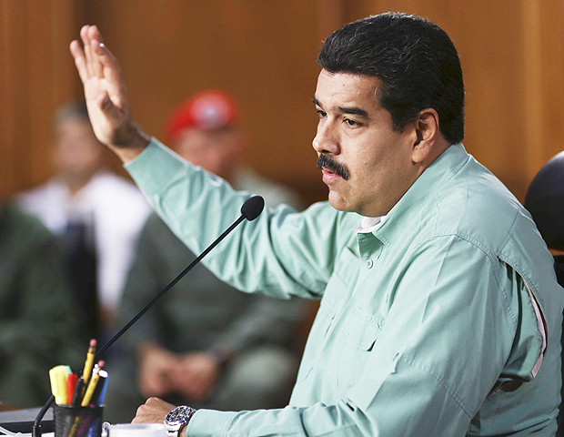 Venezuela's President Nicolas Maduro talks to governors, ministers and deputies from the Venezuela's United Socialist Party (PSUV), during a meeting at Miraflores Palace in Caracas, in this handout picture provided by Miraflores Palace on January 4, 2016. Venezuelan President Nicolas Maduro on Monday eliminated the National Assembly's control over nomination and removal of central bank directors through a legal reform that the opposition slammed as aimed to curtail its power a day before it takes leadership of the legislature. REUTERS/Miraflores Palace/Handout via Reuters ATTENTION EDITORS - THIS PICTURE WAS PROVIDED BY A THIRD PARTY. REUTERS IS UNABLE TO INDEPENDENTLY VERIFY THE AUTHENTICITY, CONTENT, LOCATION OR DATE OF THIS IMAGE. THIS PICTURE IS DISTRIBUTED EXACTLY AS RECEIVED BY REUTERS, AS A SERVICE TO CLIENTS. FOR EDITORIAL USE ONLY. NOT FOR SALE FOR MARKETING OR ADVERTISING CAMPAIGNS. THIS IMAGE HAS BEEN SUPPLIED BY A THIRD PARTY. IT IS DISTRIBUTED, EXACTLY AS RECEIVED BY REUTERS, AS A SERVICE TO CLIENTS ORG XMIT: VEN03