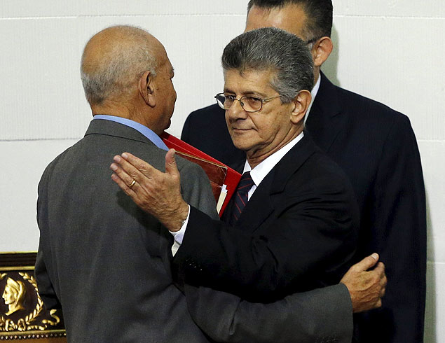 Henry Ramos Allup ( direita)  confirmado como presidente da Assembleia Nacional venezuelana