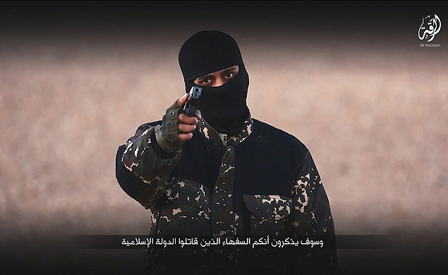 Homem mascarado aponta arma para câmera em vídeo atribuído à facção terrorista Estado Islâmico