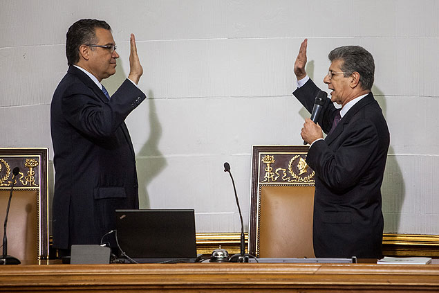 O novo presidente da Assembleia, Ramos Allup (dir.), e seu vice, Enrique Mrquez, prestam juramento 
