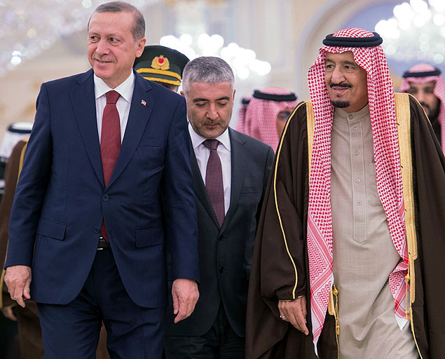 O presidente turco, Recep Tayyip Erdogan (esq.), em visita ao rei Salman (dir.) na capital saudita, Riad 