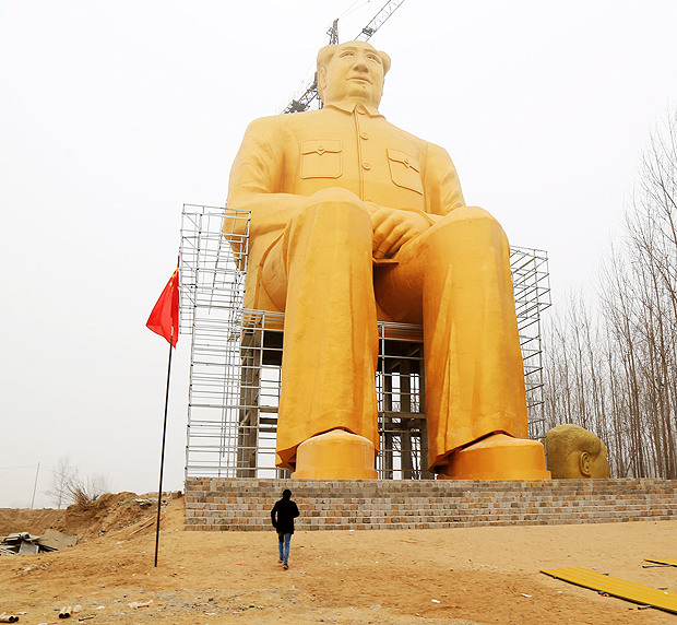 A esttua gigante de Mao Ts-Tung, quando ainda estava em construo em Tongxu, na China
