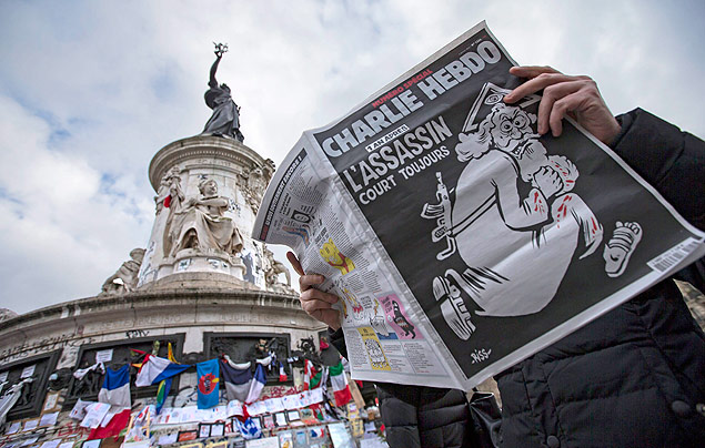 IAN26 PARS (FRANCIA) 06/01/2016.- Un hombre ojea el nmero especial publicado por el semanario satrico "Charlie Hebdo" con motivo del primer aniversario del atentado yihadista contra su redaccin, en la Plaza de la Repblica de Pars (Francia), hoy, 6 de enero de 2016. La revista hace una crnica del ataque atentado que sufr su redaccin el pasado 7 de enero en el nmero especial que sali hoy a la venta, dedicado en buena medida a ridiculizar las grandes religiones monotestas y el fanatismo. En su interior, Fabrice Nicolino, uno de los supervivientes del ataque que caus 12 muertos, relata el atentado -llevado a cabo por los hermanos Said y Cherif Kouachi- con un tono entre desenfadado, humorstico, emocionado y con rabia. EFE/Ian Langsdon ORG XMIT: IAN26