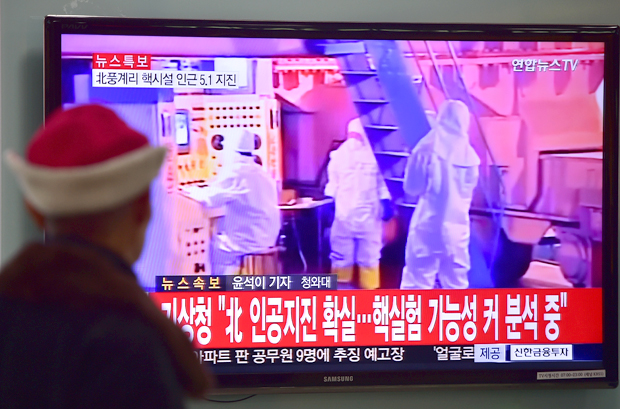 Homem acompanha em TV de estação de trem em Seul o anuncio de teste com bomba de hidrogênio da Coreia do Norte