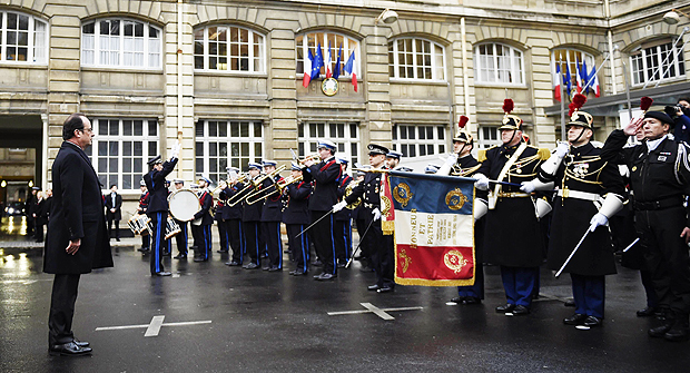 French President Francois Hollande (L) attends a ceremony during a visit to the French anti-terror security forces (Sentinelle) at Paris police headquarters, one year after the killings at the French satirical newspaper Charlie Hebdo, in Paris, France, January 7, 2016. France this week commemorates the victims of last year's Islamist militant attacks on satirical weekly Charlie Hebdo and a Jewish supermarket with eulogies, memorial plaques and another cartoon lampooning religion. REUTERS/Martin Bureau/Pool ORG XMIT: PAR174