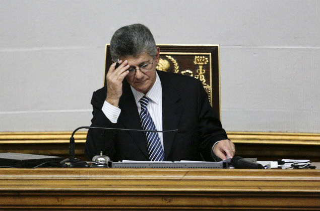 enry Ramos Allup, president of the National Assembly and deputy of the Venezuelan coalition of opposition parties (MUD), attends a session in Caracas January 6, 2016. Venezuela's opposition defied a court ruling and swore into the new congress on Wednesday three lawmakers barred from taking their seats, deepening the showdown between the legislature and President Nicolas Maduro's government. REUTERS/Marco Bello ORG XMIT: VEN03