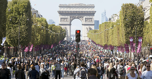 People walk on the Champs-Elysees, September 27, 2015 as central Paris goes car-free on Sunday. The French capital's central arrondissements and areas around landmarks such as the Eiffel Tower and Champs-Elysees are free from car noise and exhaust fumes, allowing people to stroll, cycle or skate between 0900 GMT and 1600 GMT. REUTERS/Philippe Wojazer ORG XMIT: PHW04