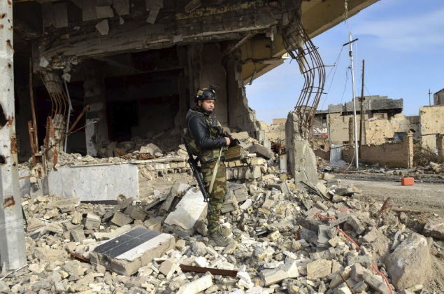 (IRAK) 07/01/2016.- Fotografa facilitada hoy, 7 de enero de 2016, que muestra a un soldado iraqu entre los escombros de un edificio derruido mientras vigila la calle principal de la ciudad de Ramadi (Irak), ayer. La semana pasada, las fuerzas armadas iraques retomaron el control de la capital provincial de Al Anbar, que se hallaba en manos del Estado Islmico (EI) desde haca ocho meses. Sin embargo, los enfrentamientos continan en la ciudad y sus alrededores. EFE/Str ORG XMIT: IR03 