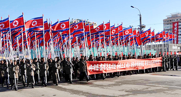 Milhares de pessoas participam de uma manifestao a favor do teste nuclear da Coreia do Norte
