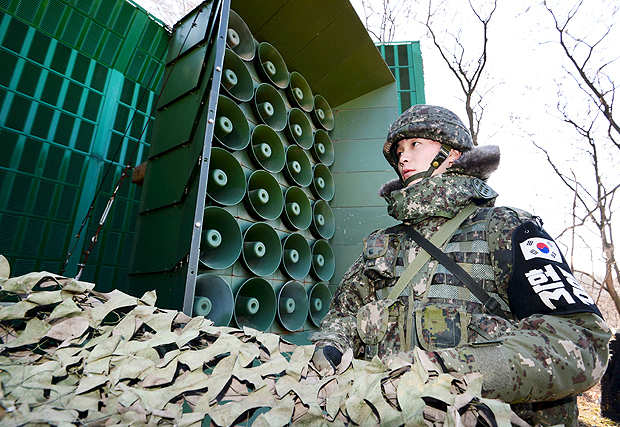 Soldados sul-coreanos preparam os alto-falantes que foram usados para transmitir propaganda