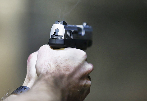 Homem dispara uma Taurus Millennium 9mm em feira em Utah, nos EUA, em dezembro passado