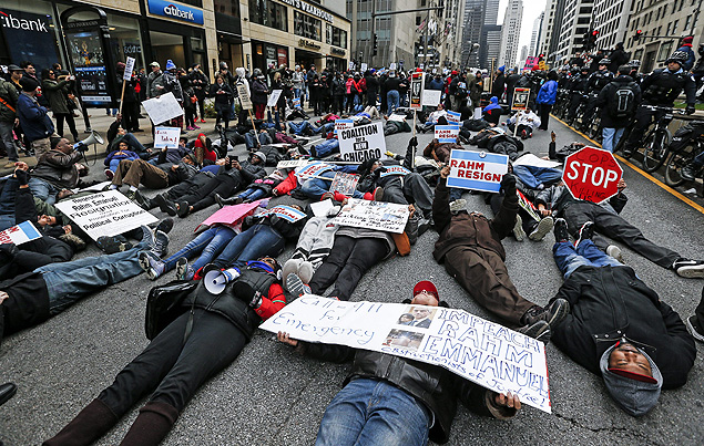 Manifestantes se deitam no cho de avenida de Chigago em protesto contra prefeito, em dezembro