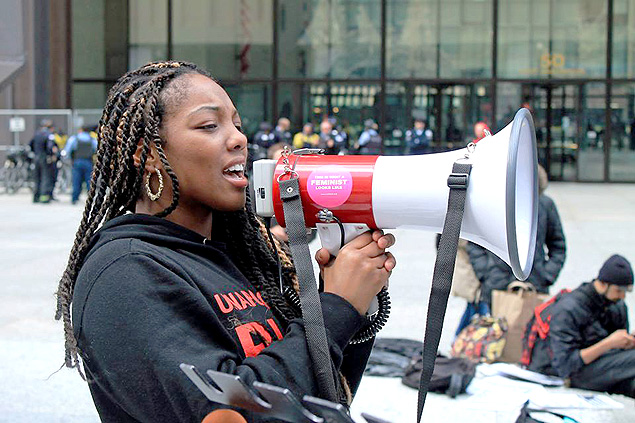 Jana Bonsu, 24, ativista do Black Youth Project, durante ato do grupo na cidade de Chicago