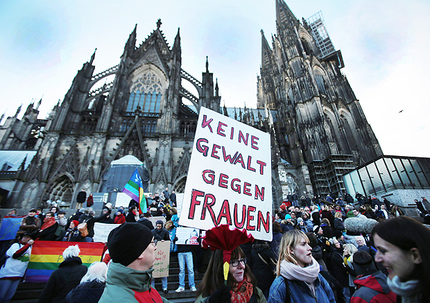 Grupo protesta em frente  catedral de Colnia, na Alemanha, aps agresses sexuais no Ano-Novo