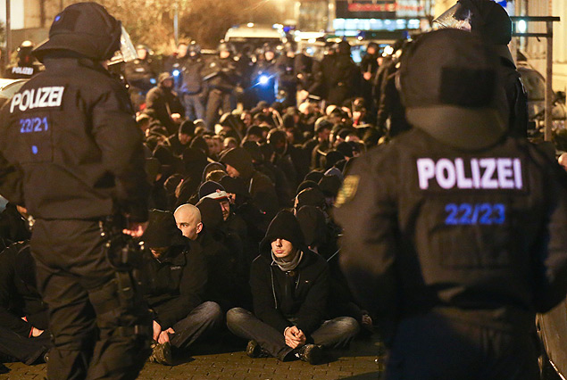Policiais controlam grupo de militantes de extrema-direita detidos aps onda de vandalismo em Leipzig