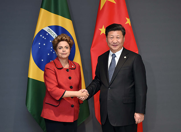 A presidente Dilma Rousseff e o lder chins Xi Jinping se cumprimentam durante encontro em Paris 