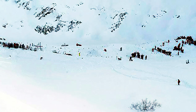 Equipes de resgate fazem operaes de busca no Alpes, aps avalanche atingir excurso escolar 