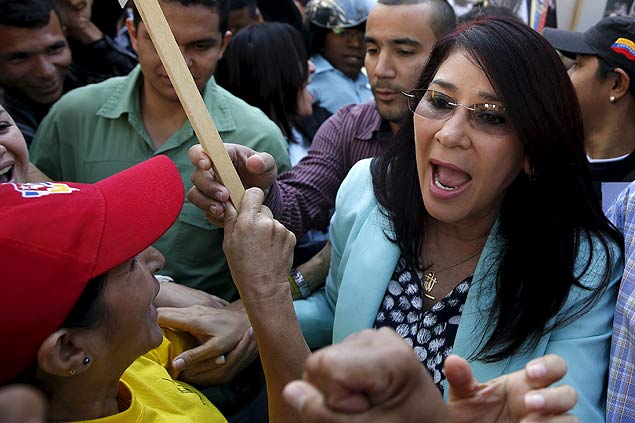 Primeira-dama da Venezuela, a deputada Cilia Flores cumprimenta seguidores na Assembleia Nacional