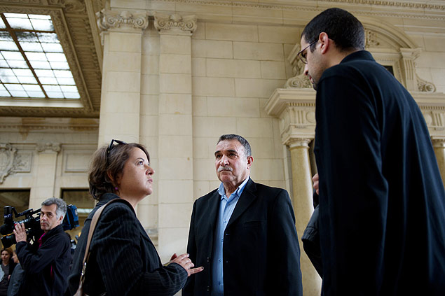 Hilam ( dir.) e Sad Hicheur, irmo e pai de Adlne Hicheur, durante o julgamento do fsico em Paris 