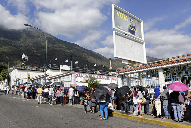Pessoas fazem fila em frente a supermercado em Caracas; Nicols Maduro decretou emergncia econmica