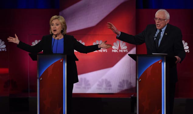 Hillary Clinton e Bernie Sanders durante debate democrata nos EUA