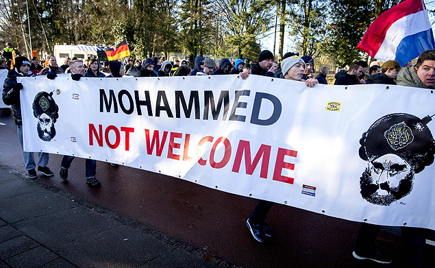 Manifestantes anti-islmicos seguram cartaz em que diz "Maom no  bem-vindo" em ato em Colnia