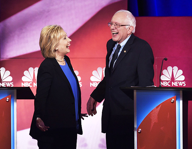 Os pr-candidatos democratas Hillary Clinton e Bernie Sanders riem durante debate da NBC no dia 17