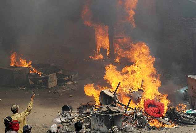 Pertences de pessoas acusadas de serem blasfemas são queimados em Lahore em 2013