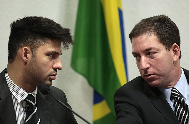 David Miranda (esq.) com o jornalista americano Glenn Greenwald em CPI do Senado brasileiro, em 2013 