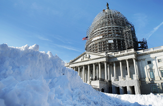 Neve movida a p se acumula em frente de Capitlio (Congresso dos EUA), em Washington