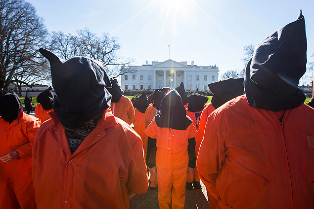 Manifestantes pedem o fechamento de Guantnamo em frente  Casa Branca, em Washington