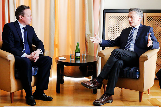 O argentino Mauricio Macri ( dir.) encontra o premi britnico, David Cameron, em Davos, na Sua