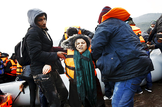 Migrante iraquiana recebe ajuda ao chegar  ilha grega de Lesbos