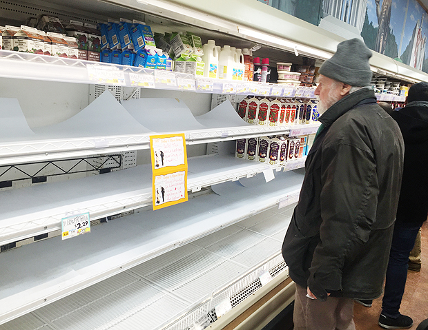 Prateleiras ficam vazias aps moradores de Washington irem s compras antes de tempestade