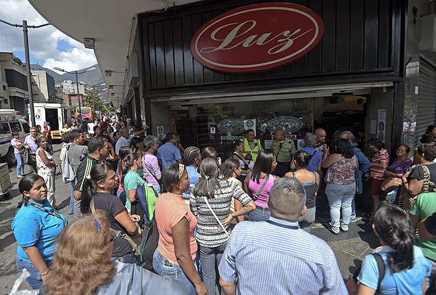 Consumidores fazem filas na porta de supermercado em Caracas em busca de alimentos bsicos