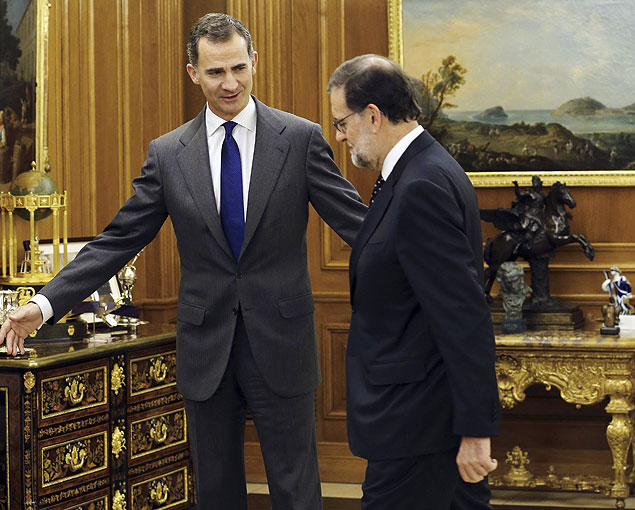 O rei da Espanha, Felipe 6 ( esquerda), recebe o premi do pas, Mariano Rajoy, nesta sexta (22) 