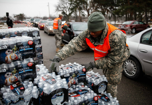 Militares distribuem garrafas de gua mineral em Flint, Michigan, cidade afetada por contaminao
