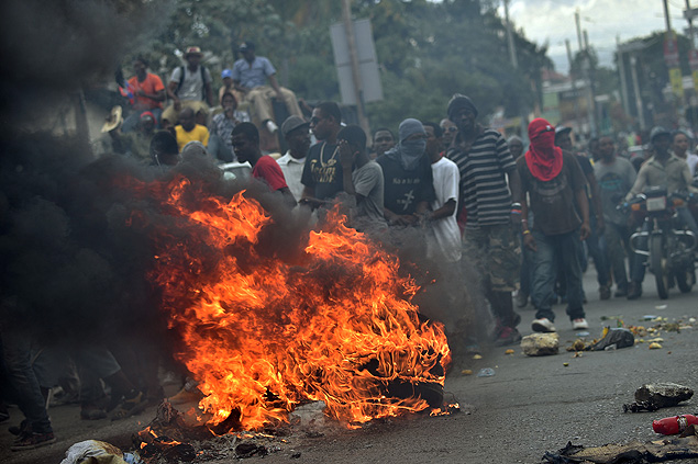 Manifestantes de oposio ao governo haitiano queimam pneus em protesto na capital, Porto Prncipe 