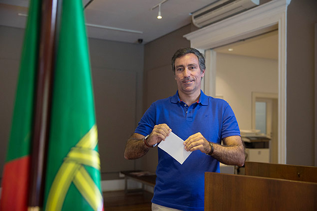 Nuno, filho de Marcelo Rebelo de Sousa, vota em So Paulo; seu pai  favorito para presidir Portugal