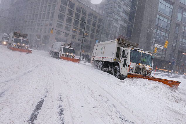 PFX104. New York (United States), 23/01/2016.- New York City Sanitation snow plows clear the streets around Columbus Circle during the first major winter storm in New York, New York, USA, 23 January 2016. The US East coast could receive more than 61 centimetres of snowfall before the storm is over, the College Park, Maryland-based weather centre said 23 January. The National Weather Service posted a blizzard warning stretching over an area from northern Virginia to New York City. As many as 85 million people live in the storm's path, CNN reported, with the US capital Washington and the city of Baltimore taking a direct hit. (Estados Unidos) EFE/EPA/PETER FOLEY ORG XMIT: PFX104