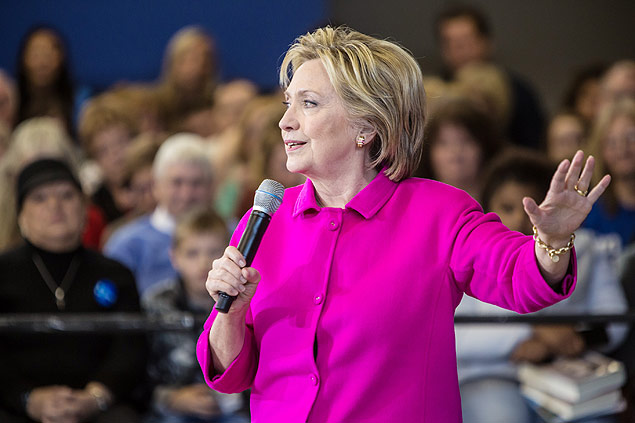 Favorita a vencer a eleio e a primria de seu partido, Hillary Clinton faz campanha em Iowa