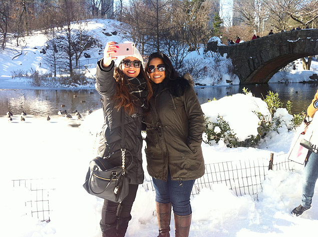 As brasileiras Raphaela Siqueira, 27, e Rebeca Siqueira, 22, passeiam, no domingo (24), pelo Central Park, em NY, na primeira sada de casa aps a nevasca de sbado (23)