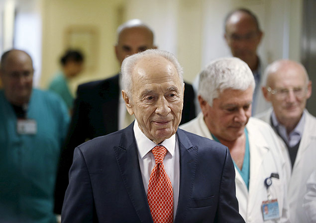 Former Israeli President Shimon Peres (C) arrives to deliver a statement to the media as he is discharged from a hospital near Tel Aviv, January 19, 2016. The 92-year-old former prime minister and president successfully underwent minor surgery for a constricted artery that had caused chest pain on January 14, officials said. REUTERS/Baz Ratner ORG XMIT: GGGJER13