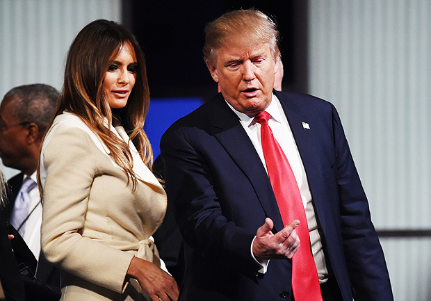Republican Presidential candidate businessman Donald Trump talks his wife Melania after the Republican Presidential debate sponsored by Fox Business and the Republican National Committee at the North Charleston Coliseum and Performing Arts Center in Charleston, South Carolina on January 14, 2016. AFP PHOTO/ TIMOTHY A. CLARY ORG XMIT: 038