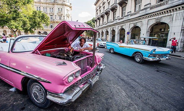 Carros antigos circulam no centro de Havana, a capital de Cuba; pas se reaproximou dos EUA em 2014 